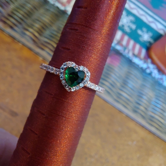 Pandora Silver Ring with Green Heart Gemstone - Picture 5 of 6